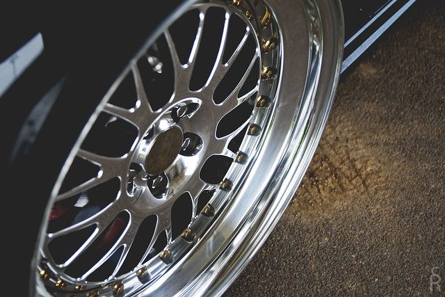 Chrome custom wheel close-up